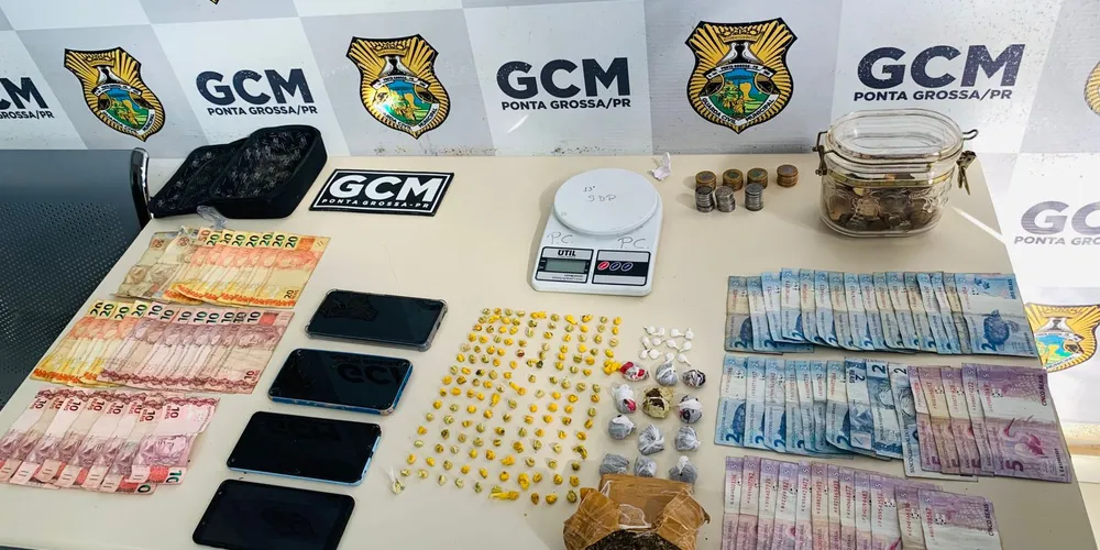 Foram encontradas diversas drogas, notas de dinheiro e objetos utilizados para a execução dos crimes