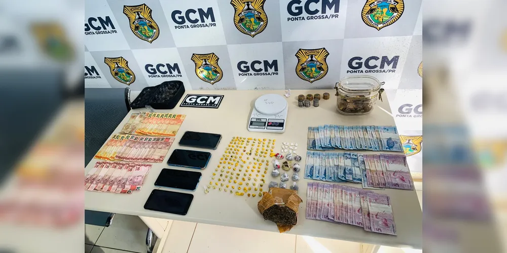 Foram encontradas diversas drogas, notas de dinheiro e objetos utilizados para a execução dos crimes