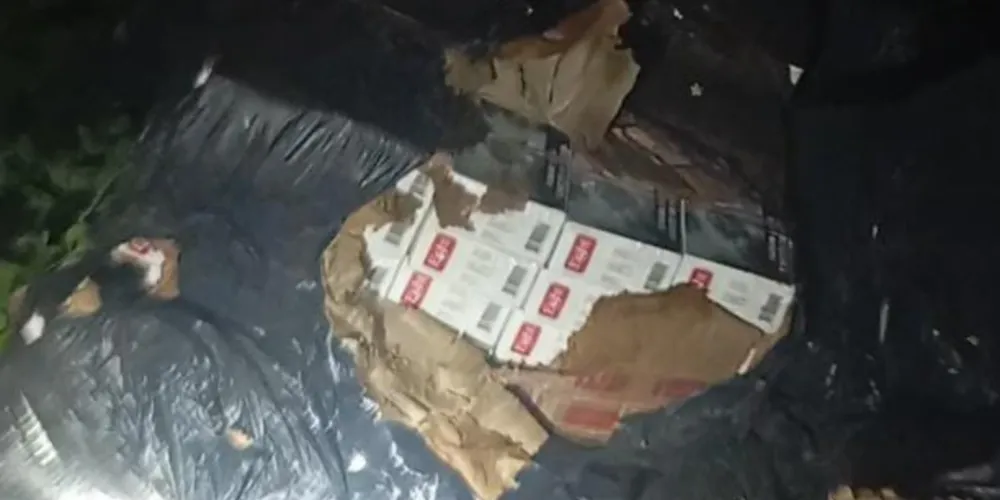 Os pacotes com os cigarros abandonados
