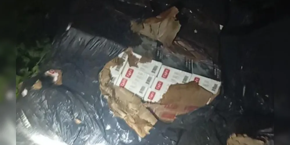 Os pacotes com os cigarros abandonados