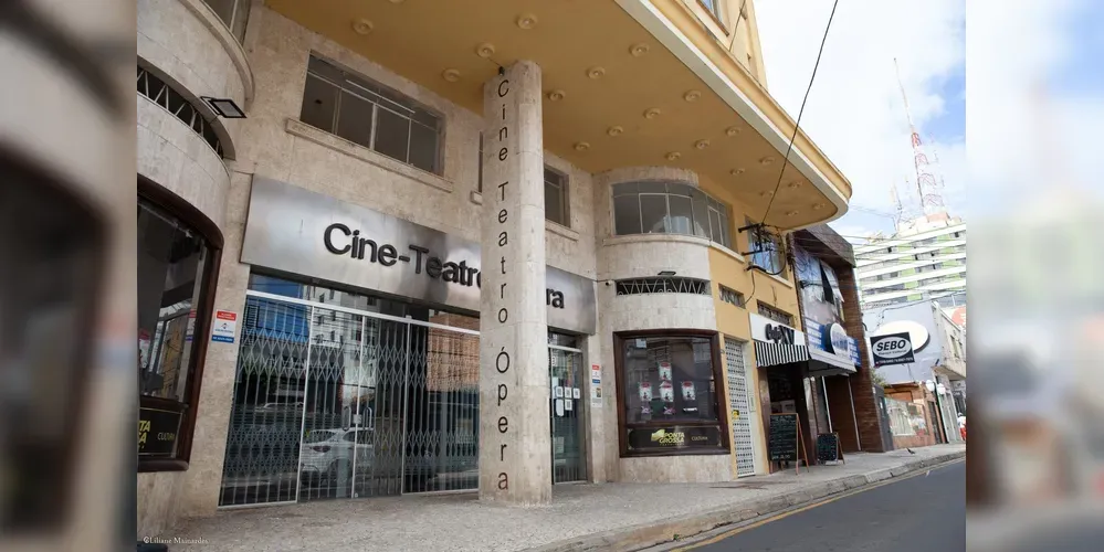 O Cine-Teatro Ópera está localizado na rua Quinze de Novembro