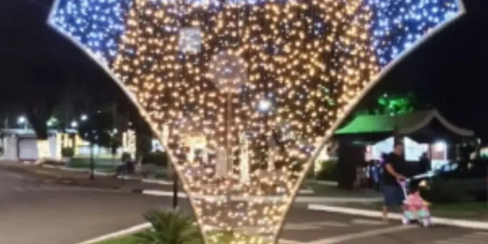 Calcinha gigante foi instalada em um dos principais pontos da cidade