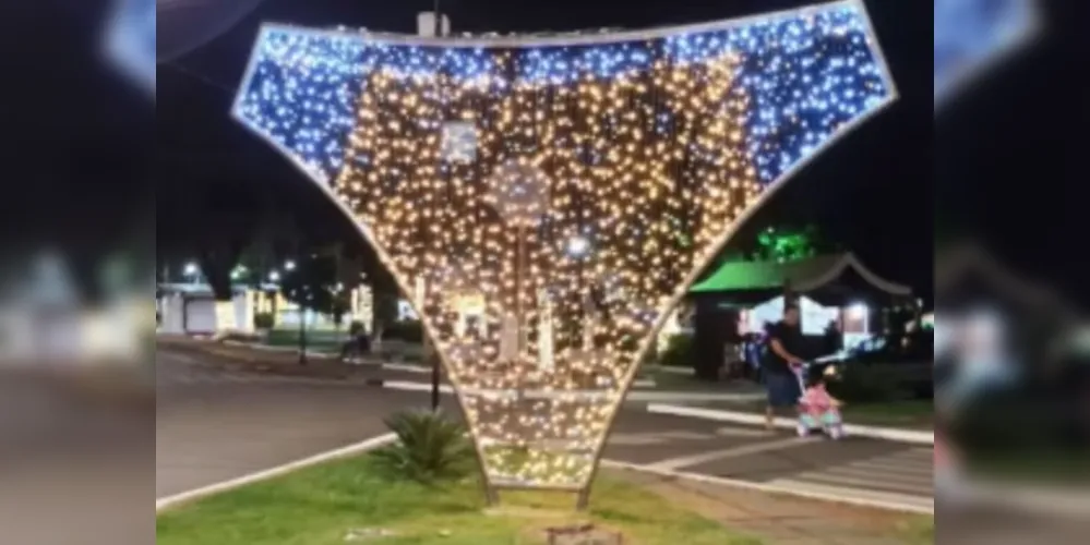 Calcinha gigante foi instalada em um dos principais pontos da cidade