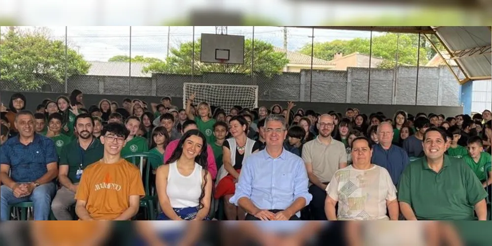 Alunos, professores e entidades da Câmara Municipal de Ponta Grossa no Colégio Estadual Maestro Bento Mossurunga