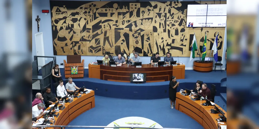 O documento enviado pelo Poder Executivo é baseado em um parecer do Tribunal de Contas do Estado do Paraná (TCE-PR)