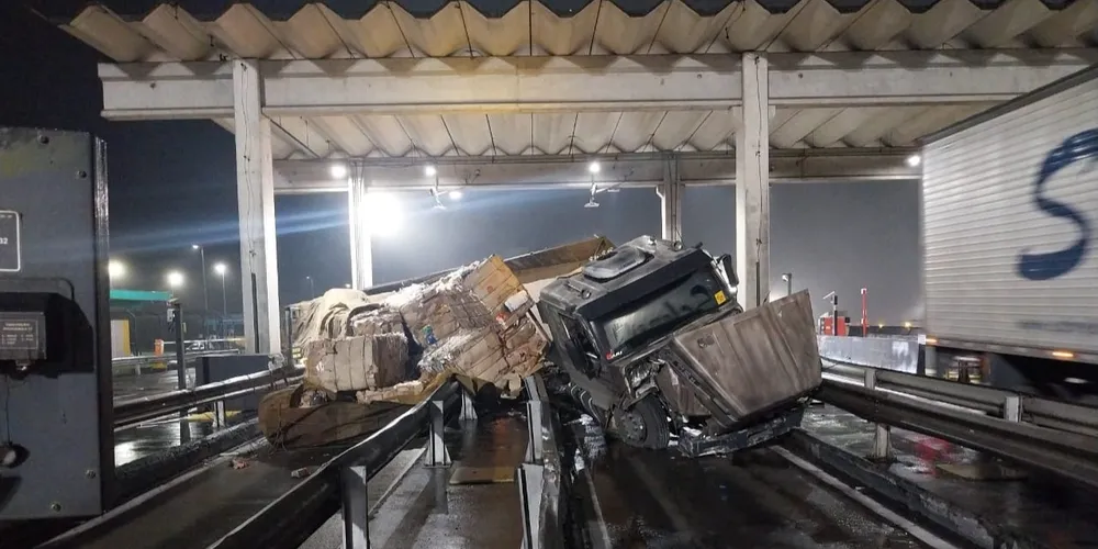 Veículo ficou atravessado na praça do pedágio após o acidente