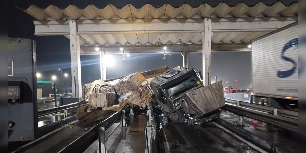 Veículo ficou atravessado na praça do pedágio após o acidente