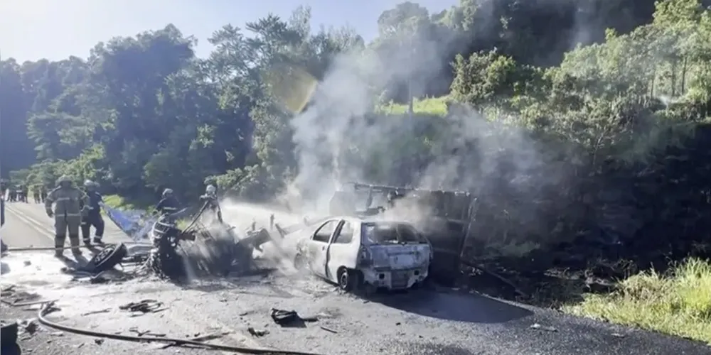 Veículos incendiaram após acidente