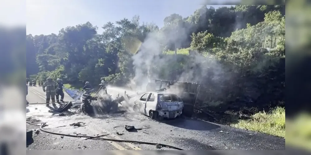 Veículos incendiaram após acidente