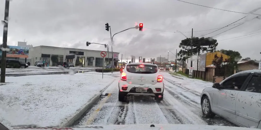 Foi registrado acúmulo de granizo nas ruas