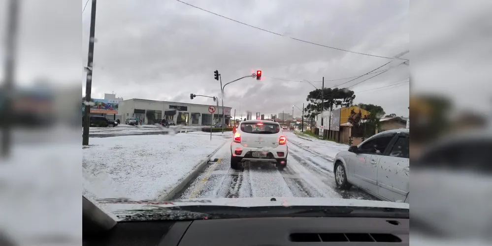 Foi registrado acúmulo de granizo nas ruas