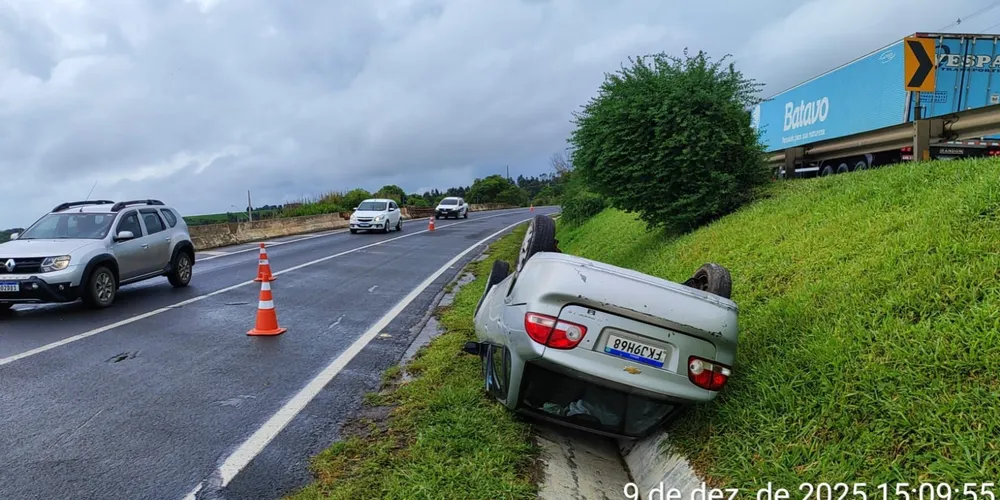 Veículo capotou em parou em uma canaleta ao lado da rodovia