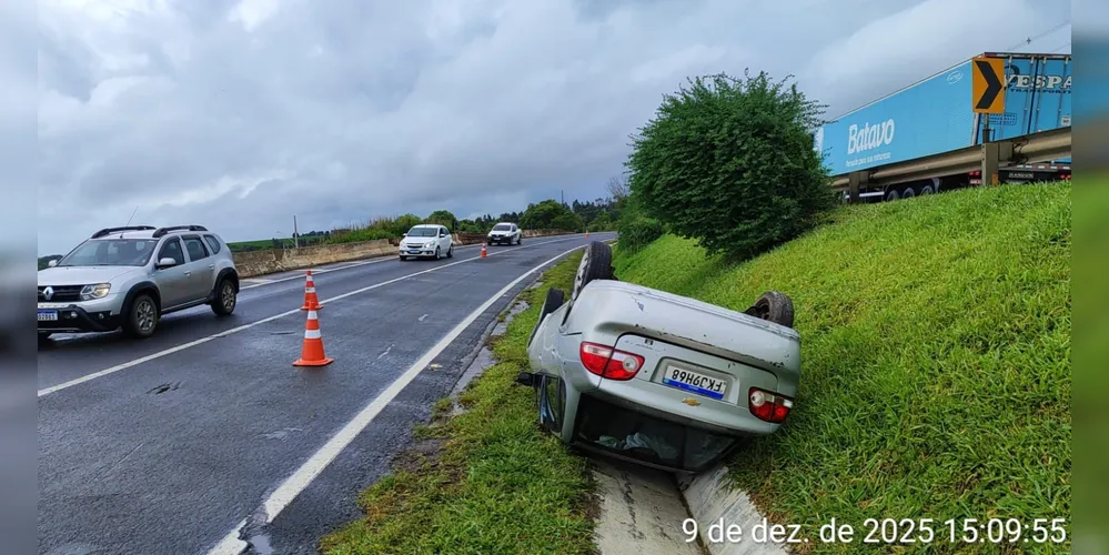 Veículo capotou em parou em uma canaleta ao lado da rodovia
