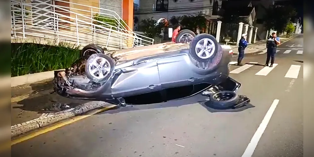 Capotamento aconteceu no cruzamento das ruas Coronel Bitencourt e Júlio de Castilho