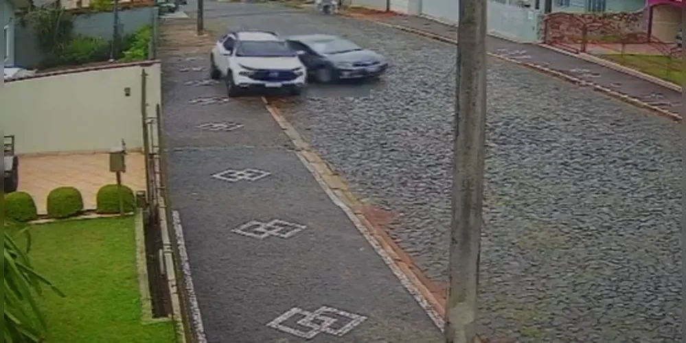 Civic atingiu primeiro a Toro, rodou a pista e colidiu com um Creta. Ambos estavam estacionados