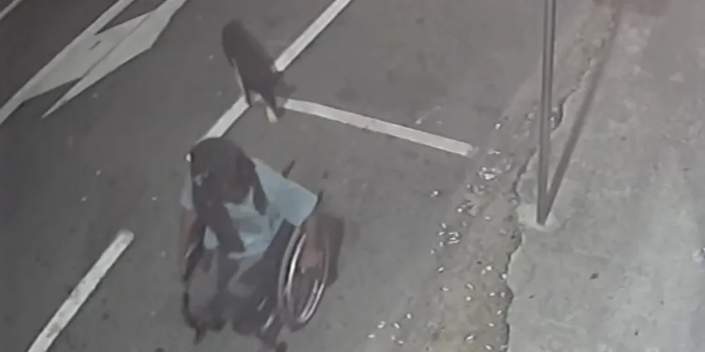 Suspeito foi flagrado pelo proprietário enquanto tentava retirar a bateria do veículo