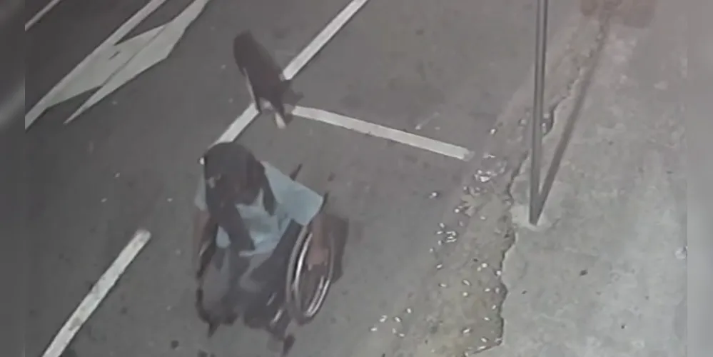 Suspeito foi flagrado pelo proprietário enquanto tentava retirar a bateria do veículo