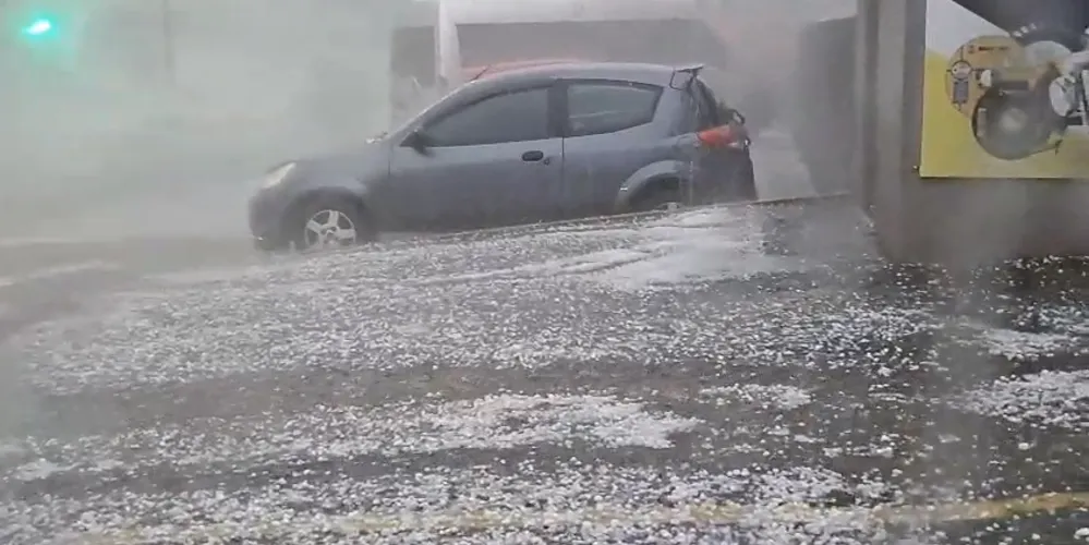 Granizo está caindo junto da chuva em Ponta Grossa