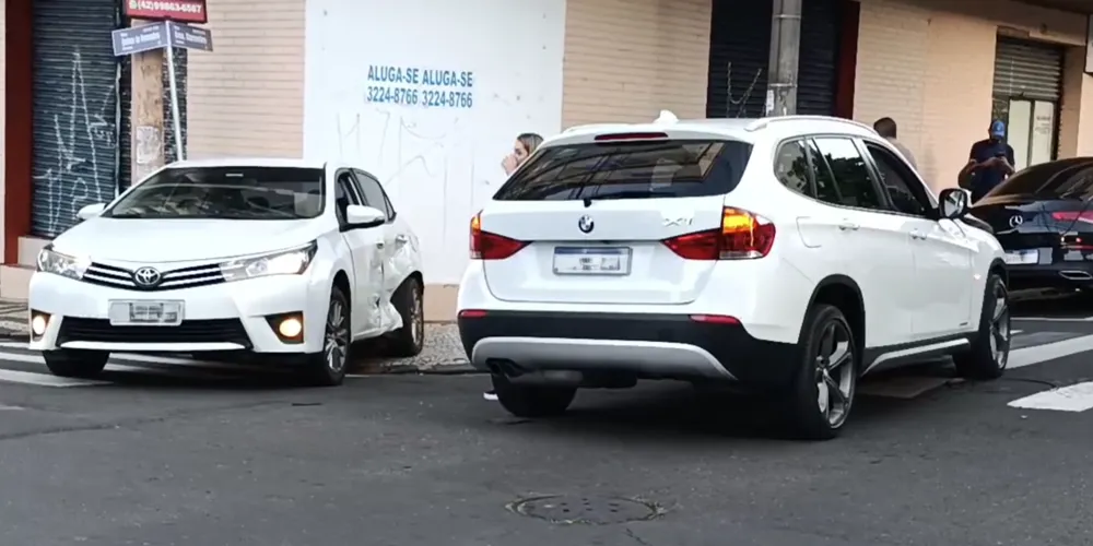 Os veículos precisaram ser removidos do meio da via para o trânsito voltar ao normal