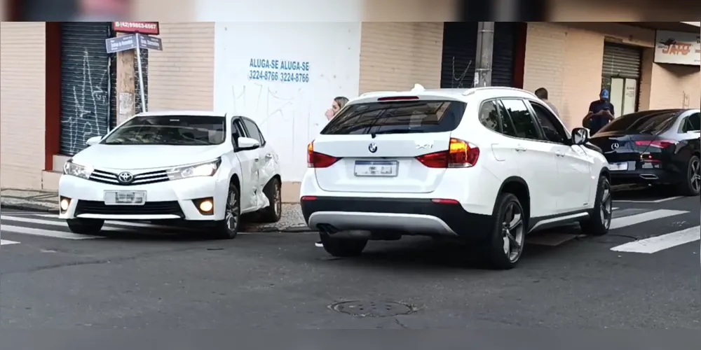 Os veículos precisaram ser removidos do meio da via para o trânsito voltar ao normal