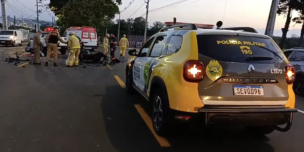 Motocicleta ficou totalmente destruída com esta batida e o piloto entrou em óbito no local
