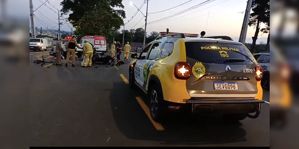 Motocicleta ficou totalmente destruída com esta batida e o piloto entrou em óbito no local