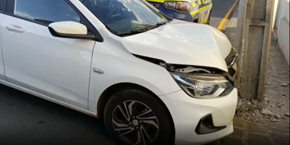 Onix acaba batendo em poste logo após a colisão