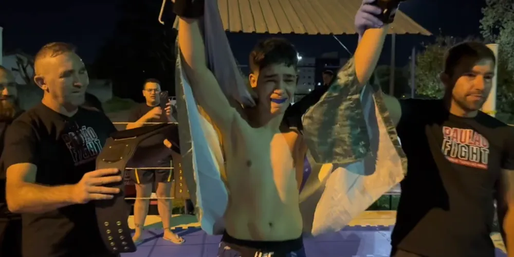 Momento que Raykon recebe a notícia que conquistou o cinturão