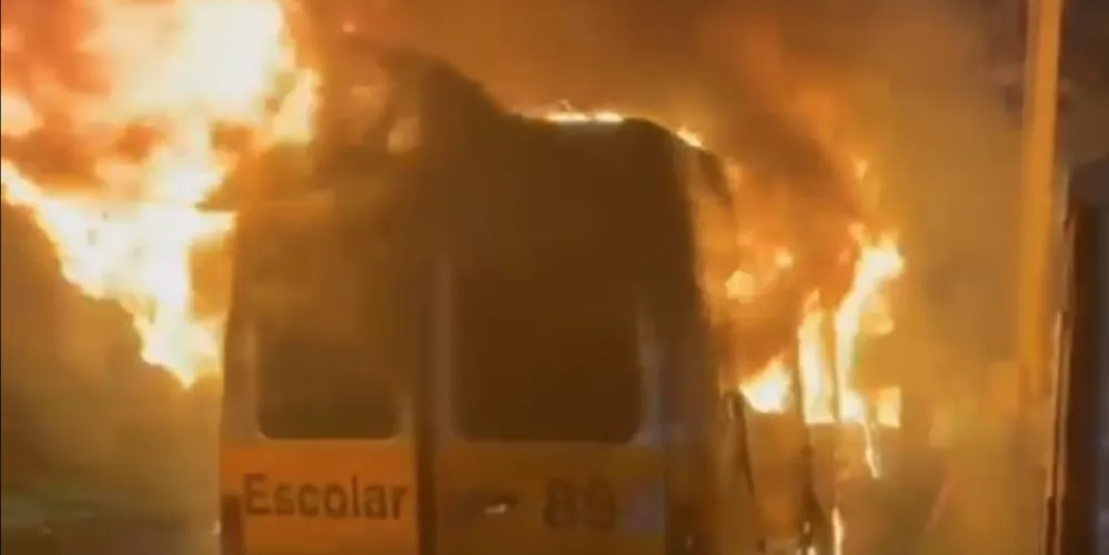 Van escolar foi incendiada na madrugada da última segunda-feira (15)