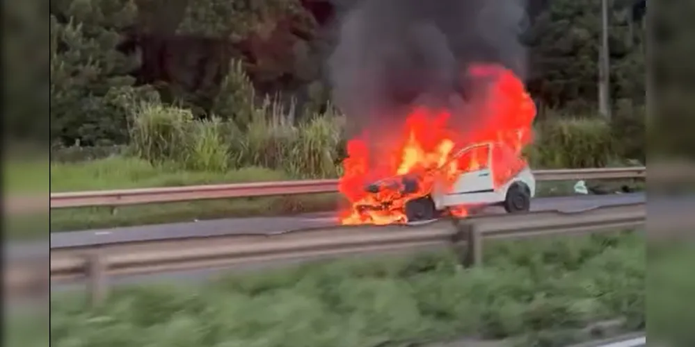Veículo em chamas na BR-376