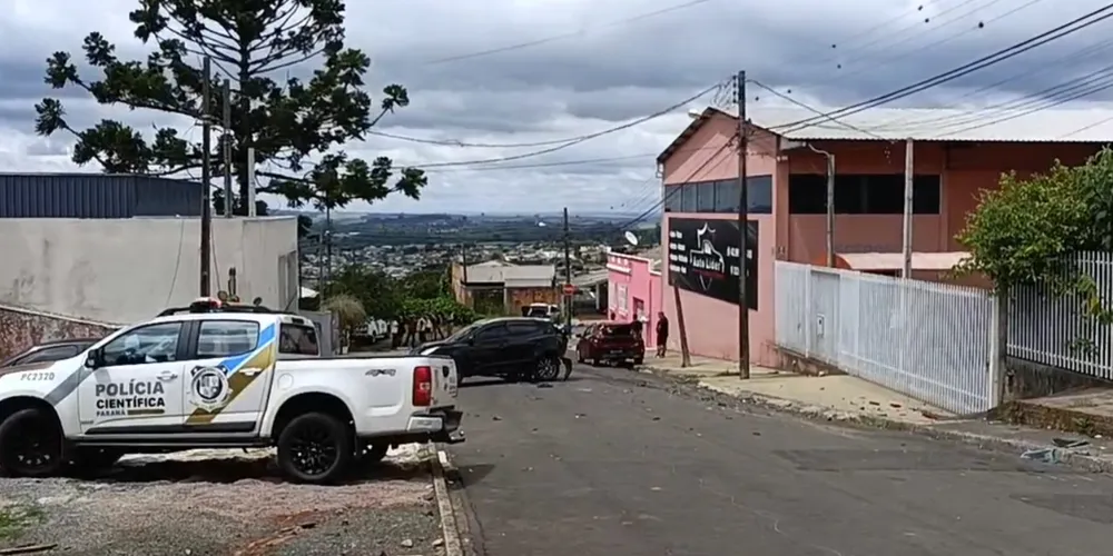 Sidney conduzia um Volkswagen Voyage cinza quando passou mal ao descer a via e perdeu o controle da direção