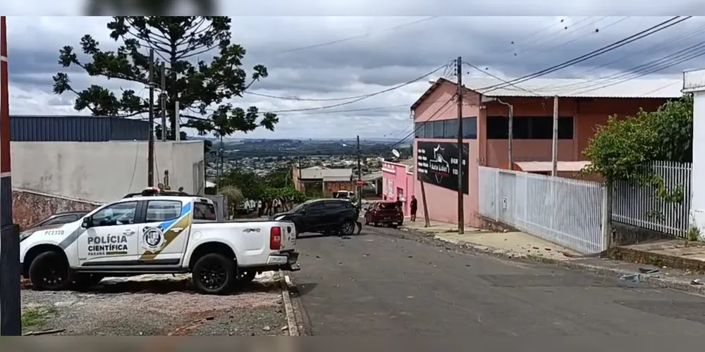 Sidney conduzia um Volkswagen Voyage cinza quando passou mal ao descer a via e perdeu o controle da direção