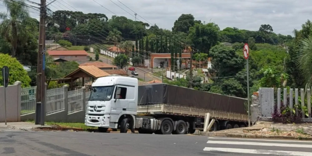 Carreta ficou atravessada em uma das vias após não conseguir subir rua por conta do peso