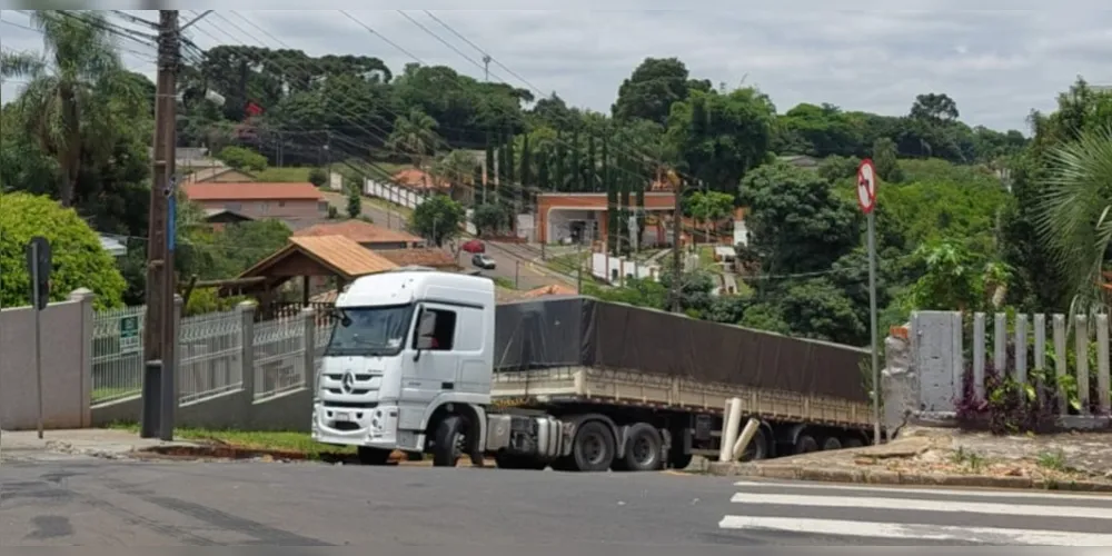 Carreta ficou atravessada em uma das vias após não conseguir subir rua por conta do peso