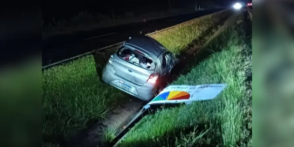 Automóvel foi parar na canaleta