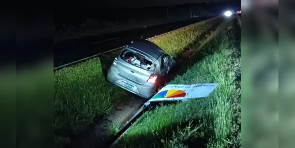 Automóvel foi parar na canaleta