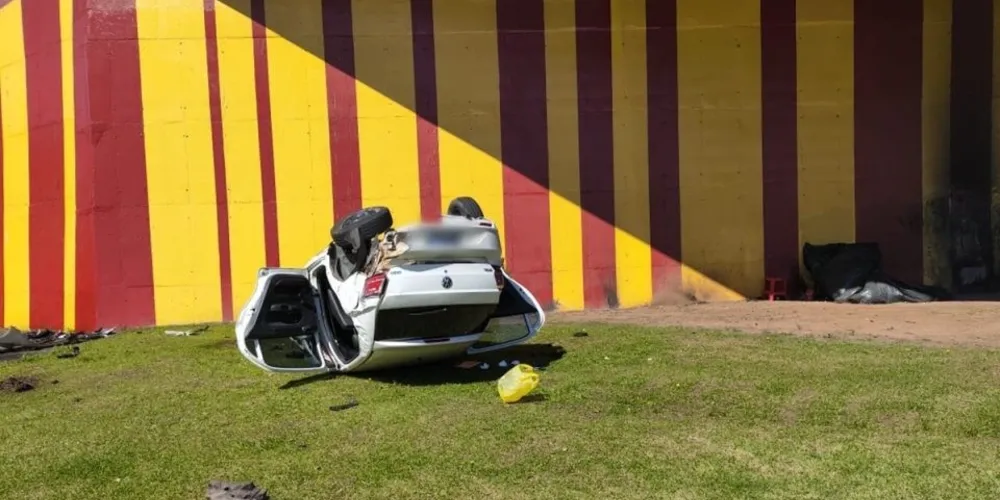 Carro ficou destruído após despencar de ponte