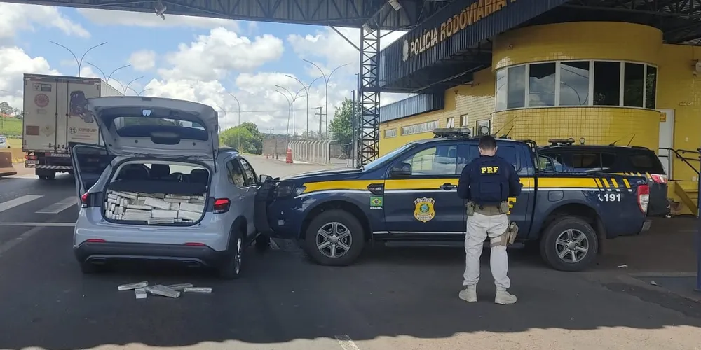 O condutor foi preso e o automóvel e drogas apreendidos