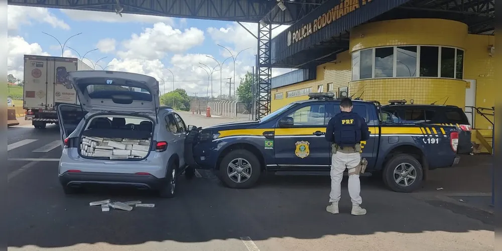 O condutor foi preso e o automóvel e drogas apreendidos