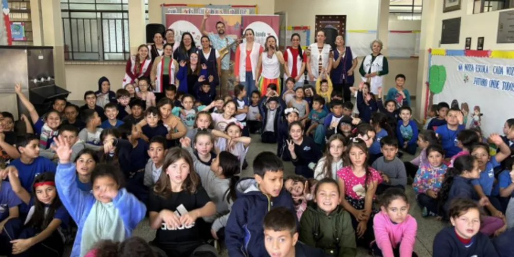 A ação transformou os pátios e ginásios escolares em verdadeiros palcos de arte, cultura e encantamento