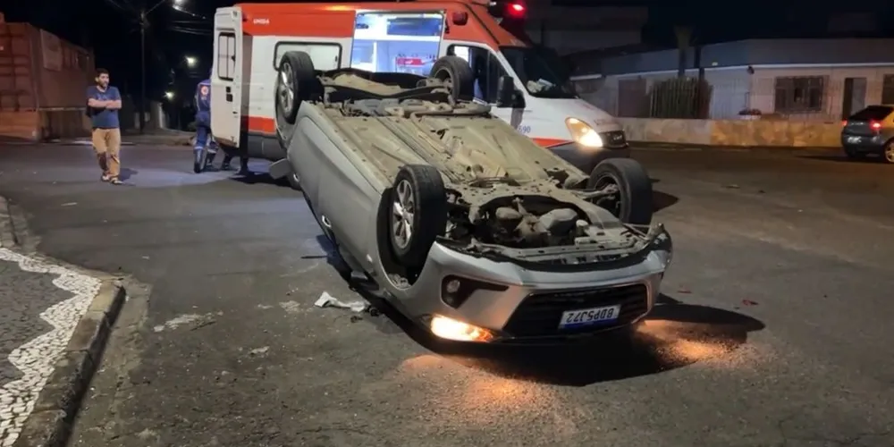 Chevrolet Onix Plus capotou após ser atingido por outro veículo