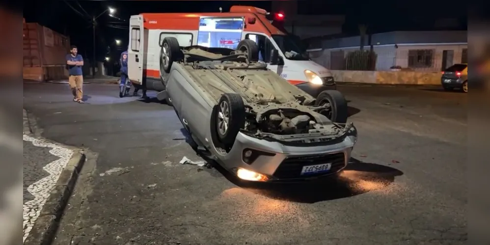 Chevrolet Onix Plus capotou após ser atingido por outro veículo