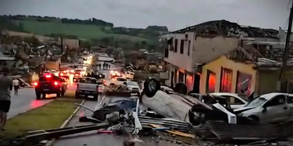 Passagem do ciclone deixou cenário de destruição na cidade