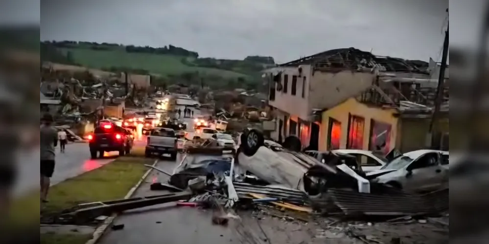 Passagem do ciclone deixou cenário de destruição na cidade