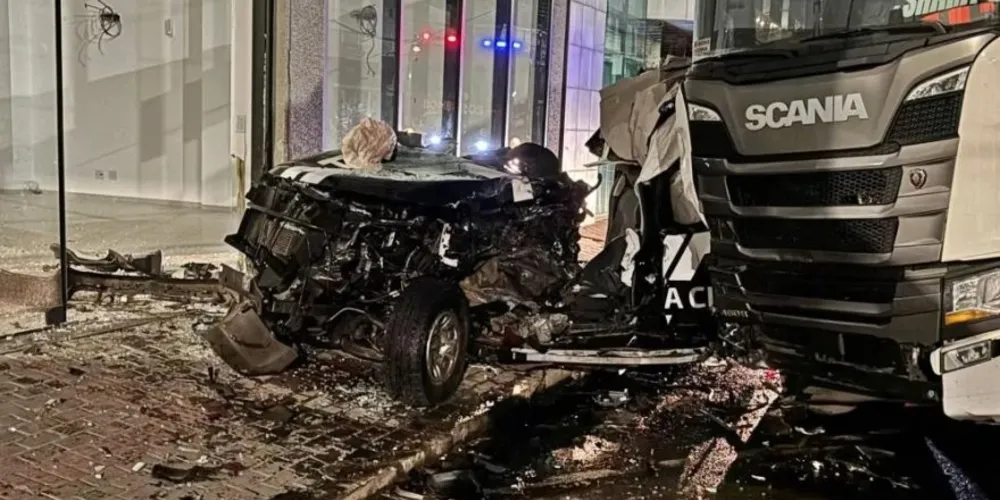 Viatura ficou completamente destruída