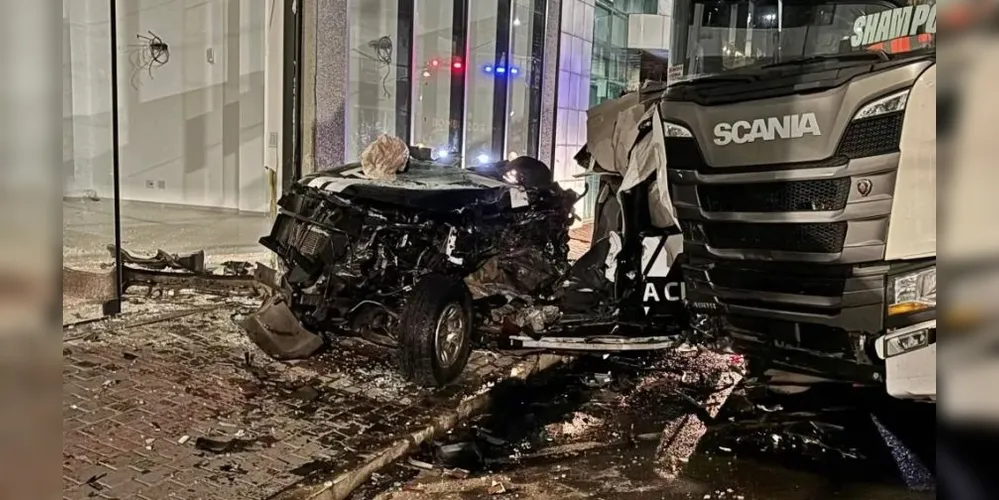 Viatura ficou completamente destruída