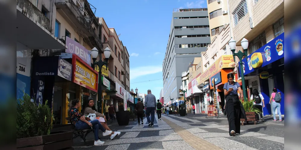 Comércio funcionará até às 18h nesta quarta-feira (24)