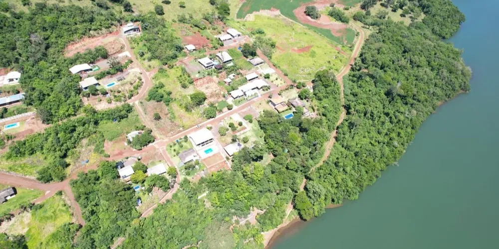 Imagem área da zona de condomínio devastado