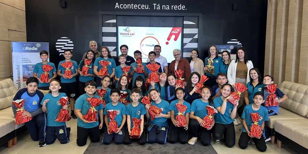 A festividade contou com os 25 alunos premiados, professora vencedora e a presença da secretária de Educação