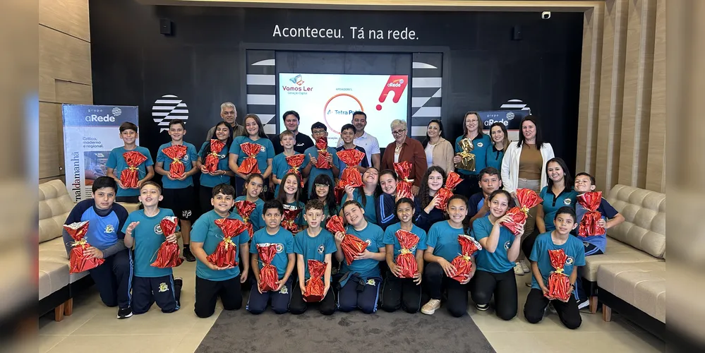 A festividade contou com os 25 alunos premiados, professora vencedora e a presença da secretária de Educação